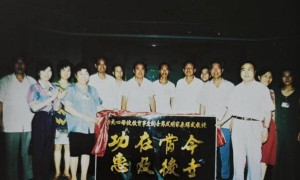 桑榆未晚霞满天 神功护肩把心连