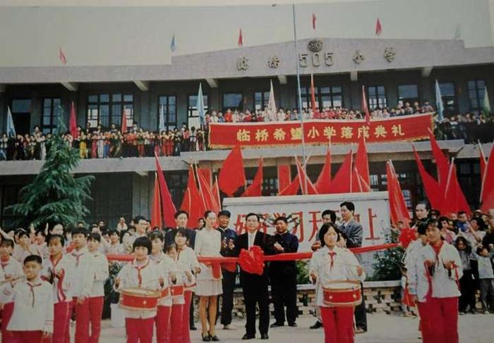 来辉武总裁与原陕西省政协副主席孙天义亲切交谈